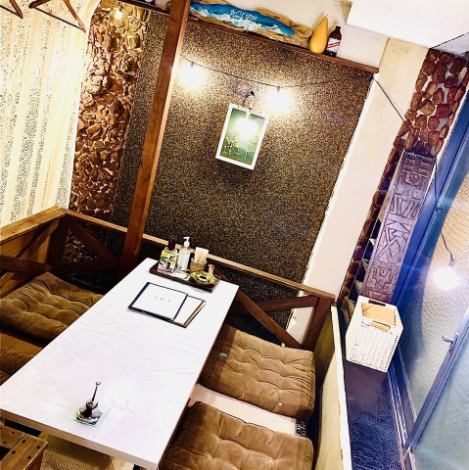 [★Table seat on a small rise★] Semi-private room by the window ^^♪ Very popular for girls' gatherings where you can relax without worrying about being seen ♪ Atmosphere ◎ Smoking is allowed at all seats