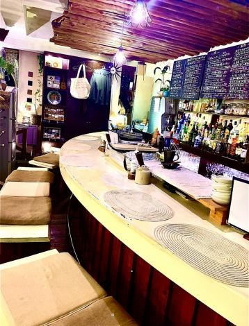 【★靴を脱いでのんびりカウンター席★】靴を脱いで自宅のようなお洒落な店内の雰囲気が暖かく迎えてくれます♪脚を伸ばしてごゆっくり出来ます♪全席喫煙可