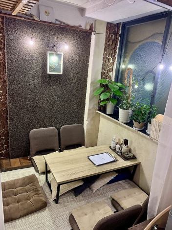 【★隠れ家っぽい奥テーブル席★】窓側の半個室＾＾♪人目を気にせずまったり女子会にも大人気♪雰囲気◎全席喫煙可