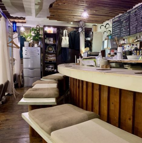 【★靴を脱いでのんびりカウンター席★】靴を脱いで自宅のようなお洒落な店内の雰囲気が暖かく迎えてくれます♪脚を伸ばしてごゆっくり出来ます♪全席喫煙可