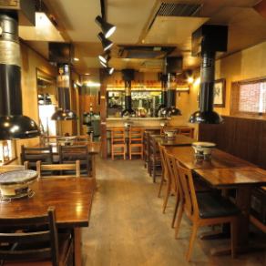 1階の広々としたテーブル席は全4席！ご友人とのお食事や女子会など少人数でもご利用頂けます