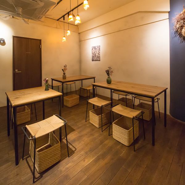 ホっと落ち着くような雰囲気とお洒落感が漂う空間が自慢です。店内はグループ利用に嬉しいテーブル席がございます。落ち着いたインテリアでまとめており、心地よい空間でフレンチ料理を存分に楽しむことができます！