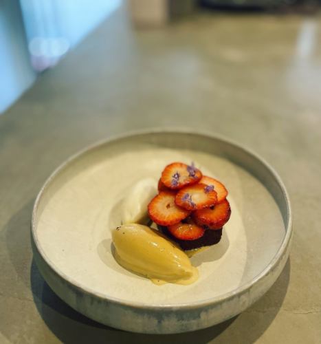 フルーツケーキのババ　苺　カヌレのアイス　トンカ豆のシャンティイ