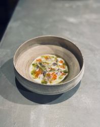 鱒のタルタル　根セロリのピュレ　さしぼ　燻製オイル