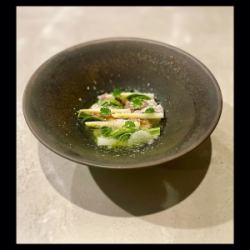 鯛の昆布締め　ホワイトアスパラの出汁　独活　苺　山ワサビ