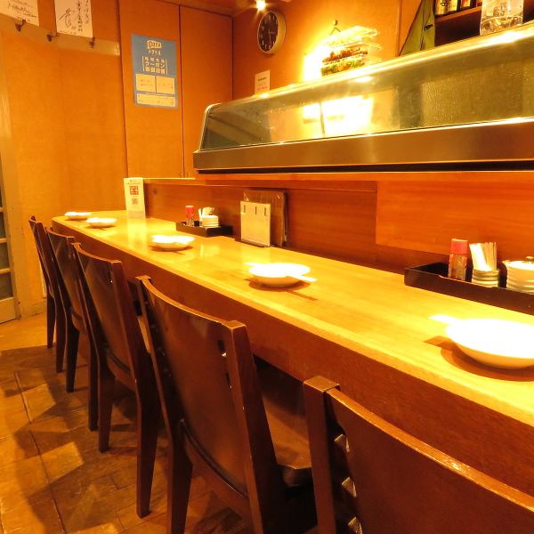 ■□カウンター席■□目の前におでんがずらっと並ぶところがカウンター越しから楽しめる自慢のカウンター席です。一声かけて頂ければその日のおすすめのおでんを取りいたします。お一人でお食事を楽しむのも良し。デート、友人と二人でゆっくり語らうのも良し。ぜひ絶品料理をお楽しみください。
