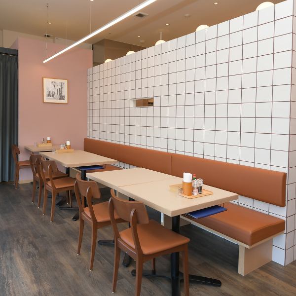 オシャレな店内はSNS映え★テーブル席は人数に応じてご利用頂けるので大人数での宴会も可能です！ご家族でのお食事会、記念日やお誕生日などのお祝い事、女子会、打ち上げなど・・・♪ディナーコースもご用意しており、本日のデザートを+330円でパーティープレートに変更も可能◎愉しいひと時を皆さんとお過ごしください！