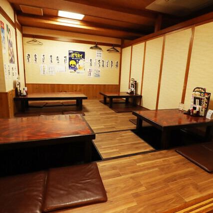 企業様の歓送迎会や打ち上げなど、大人数のご宴会にうってつけのお座敷席です。和の情緒あふれる落ち着いた印象で世代を問わず過ごしやすく、幅広いシーンに調和します。長時間のご滞在でも疲れにくく人気のお席です。