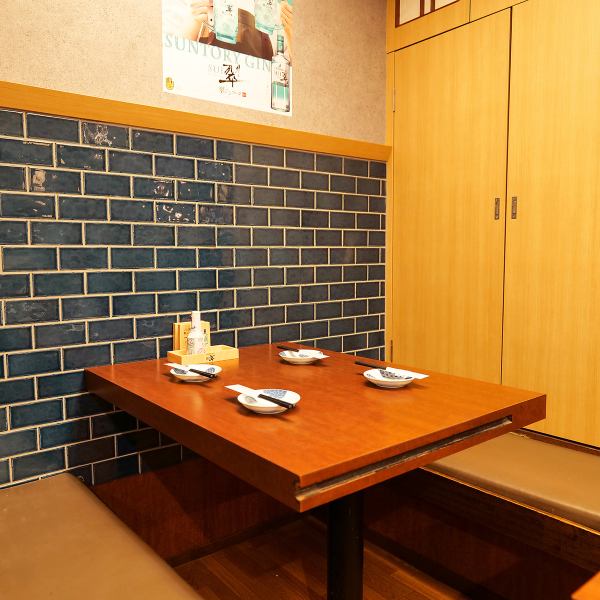 【掘りごたつ席完備】少人数からご利用いただける快適なお席を多数ご用意！歓送迎会や仲間同士の宴会に最適な個室空間で、ゆったりとお楽しみいただけます。足を伸ばしてくつろげる掘りごたつ席なら、長時間のご宴会でもリラックスして過ごせるのが魅力。荷物置き場もしっかり確保されているので快適にご利用いただけます！