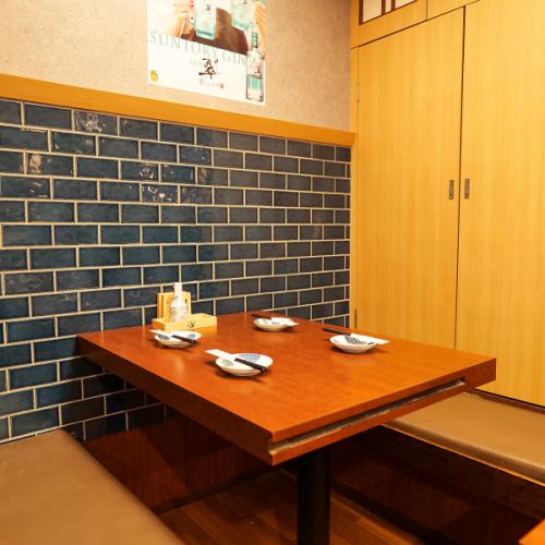 <p>【掘りごたつ席完備】少人数からご利用いただける快適なお席を多数ご用意！歓送迎会や仲間同士の宴会に最適な個室空間で、ゆったりとお楽しみいただけます。足を伸ばしてくつろげる掘りごたつ席なら、長時間のご宴会でもリラックスして過ごせるのが魅力。荷物置き場もしっかり確保されているので快適にご利用いただけます！</p>
