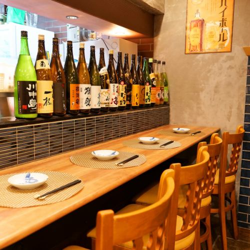 <p>【カウンター席完備】お一人様でも気軽に立ち寄れるカウンター席をご用意！仕事帰りのサク飲みや、じっくり料理とお酒を楽しみたい方にぴったりの空間です。目の前で調理の様子を眺めながら、出来立ての料理を堪能できるのも魅力。落ち着いた雰囲気の中で、ゆっくりと自分だけの時間をお楽しみください！</p>