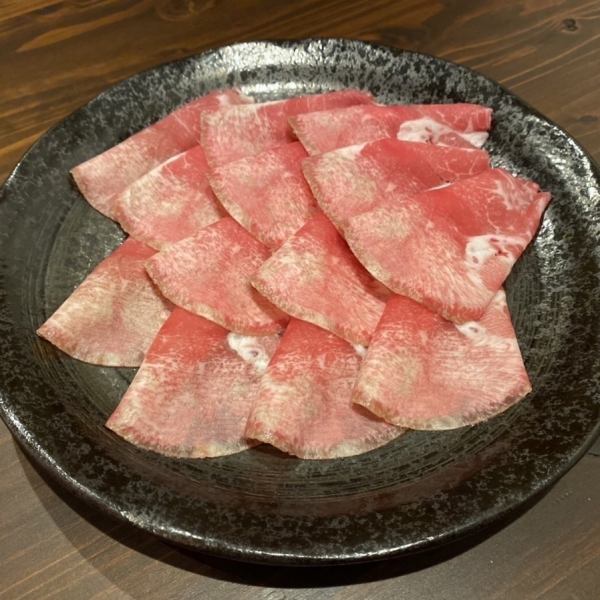 <We offer carefully selected delicious cuts! Popular dish> Beef tongue 680 yen (tax included)