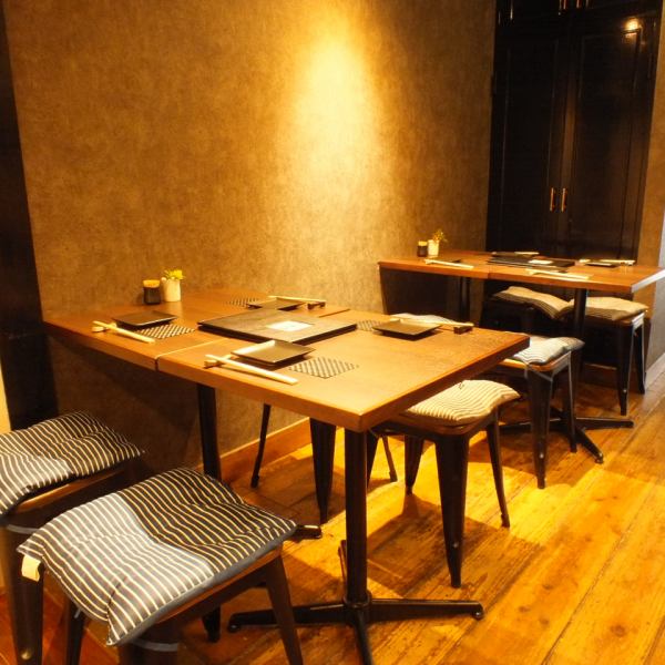 <本町で居酒屋をお探しなら！>木の温もりが感じられ落ち着いた雰囲気の店内。4名テーブル席が3卓あり、少人数でも組み合わせて最大14名様までご利用頂けます◇飲み会、宴会、女子会利用にご予約お待ちしております♪