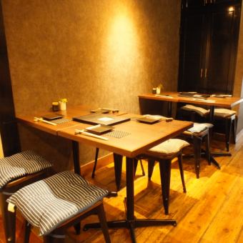 4名掛けテーブルを3席ご用意♪少人数～最大14名様までテーブルを繋げご利用出来ます！
