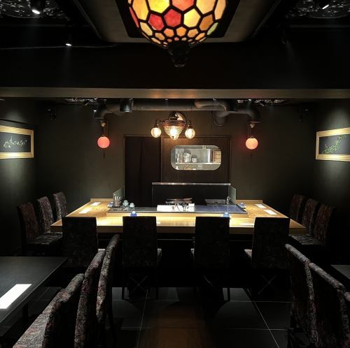 <p>インテリアへのこだわりを感じられる上質な空間です。デート・接待・友人同士でも気軽にご予約ください。</p>