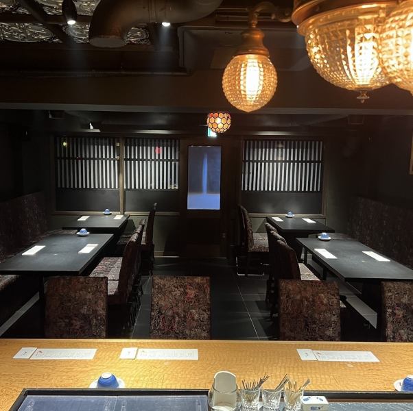 ほのかな照明に手元が浮かぶ、ラグジュアリーでムードのある空間。接待等でもご利用できるように、コースもご準備あります。是非、自慢の雲丹をご賞味あれ。