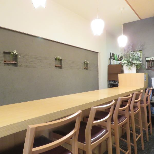 We also have counter seats in a calm atmosphere with wooden tables.It is a recommended seat not only for one person but also for a date.Please spend a relaxing time while enjoying the taste of the season.