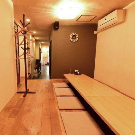 A sunken kotatsu seat that can be used by 6 to 14 people.We will prepare a seat according to the customer.Please enjoy the kaiseki meal in a comfortable seat.