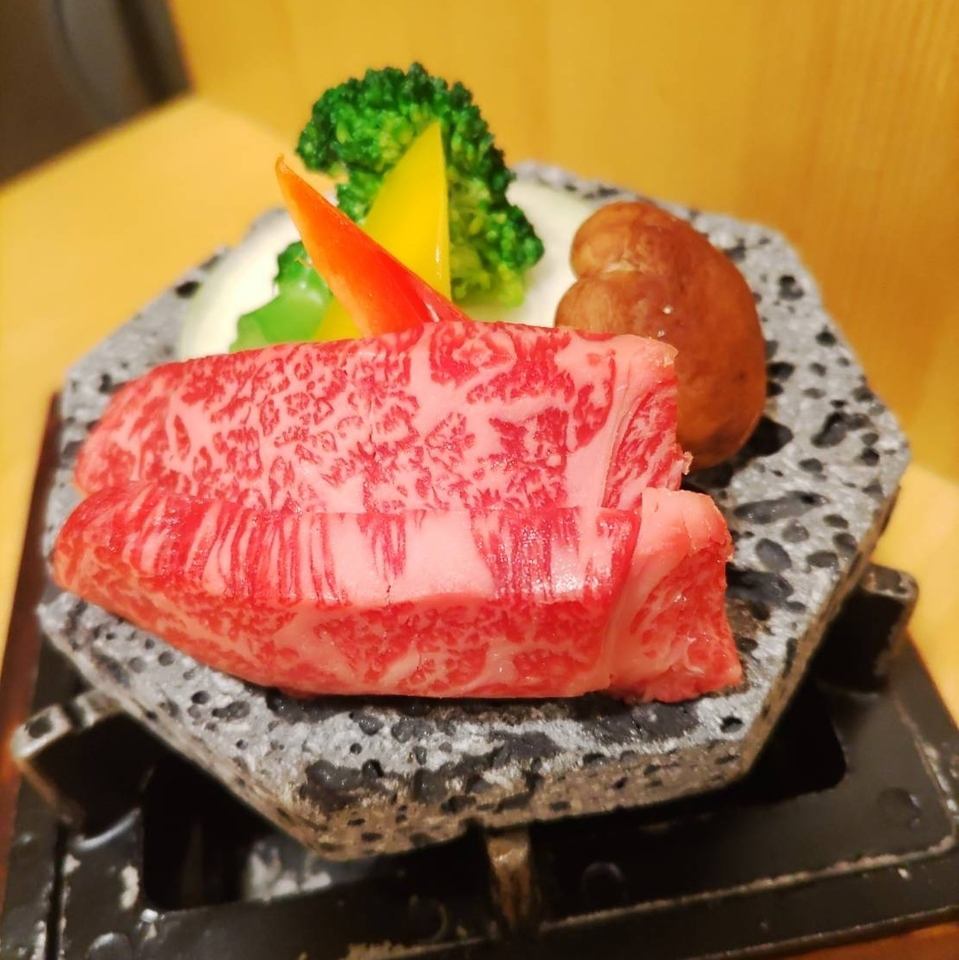 We are particular about the meat, and use Hiroshima beef! Please give it a try.