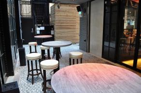 お席の移動自由。食後は雰囲気を変えてこちらのお席で気兼ねなくお寛ぎいただけます。音楽を聴きながらゆっくりお過ごし下さい♪