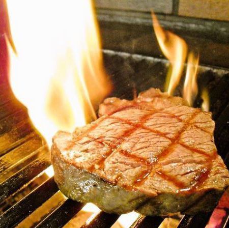 A shop where you can easily enjoy charcoal-grilled steak and hamburger steak
