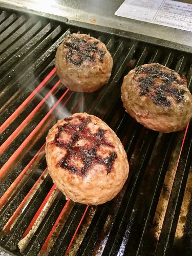 Charcoal-grilled hamburger with onion sauce served with two types of rock salt (150g)