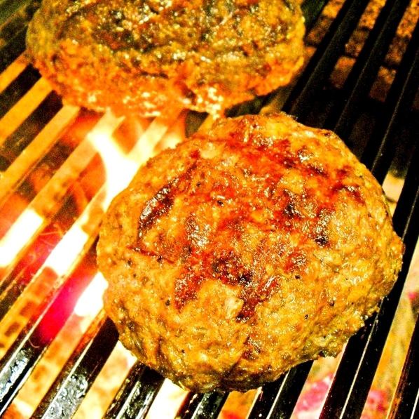 Rock salt charcoal-grilled 100% beef hamburger