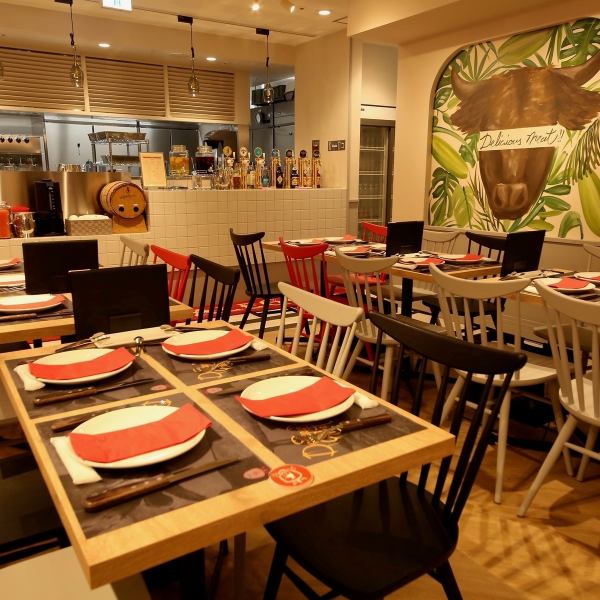 Along with the casual atmosphere, the art painted inside the store is also appealing.The “cow paintings” created by a certain popular designer are sure to be Instagrammable.We will bring 20 types of churrasco to your table, prepared to the highest degree of perfection.The joy of grabbing freshly baked churrasco with special tongs is the most realistic experience.You can use it without hesitation for entertainment, dinner parties, etc.