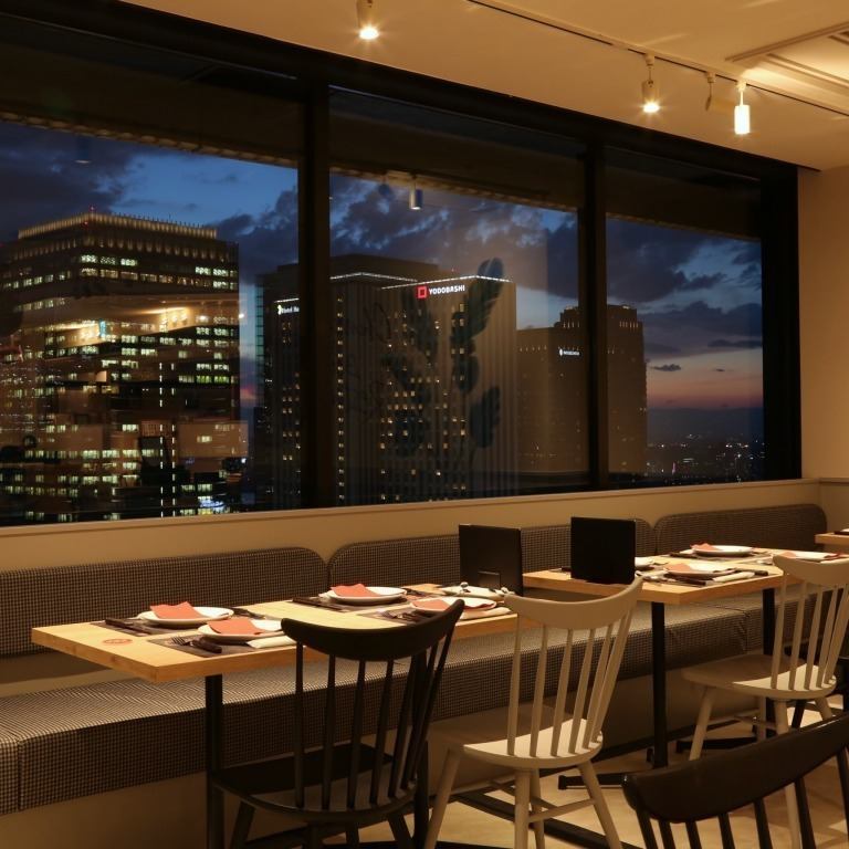 A window seat with a view of the nightscape. Enjoy a luxurious moment with the now popular Churrasco.