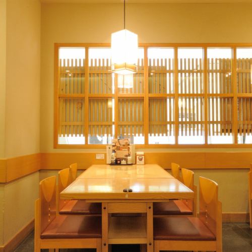 <p>【木のぬくもりに包まれる空間◎】当店の内装は、木を基調にしたデザインで、落ち着いた雰囲気を演出しています。4名様卓は13席、6名様卓を1席を揃えています。友人や家族とリラックスした雰囲気の中で美味しい料理をお楽しみください。皆様のご来店をお待ちしております。</p>