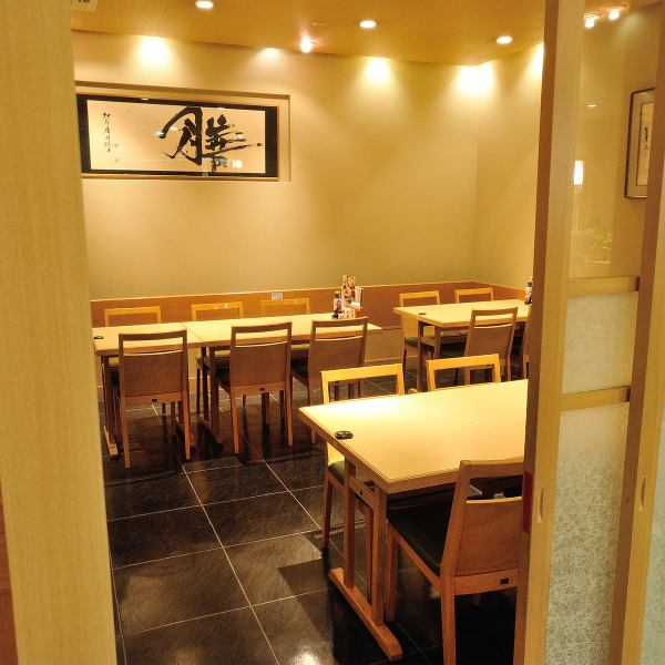 【個室貸切で特別な時間◎】当店では、電話問い合わせをしていただくと10名様から20名様まで個室を貸切でご利用いただけます。歓送迎会や忘新年会、女子会など、さまざまなシーンでのご利用に最適です。落ち着いた雰囲気の中で、プライベートな時間をお楽しみいただけます。