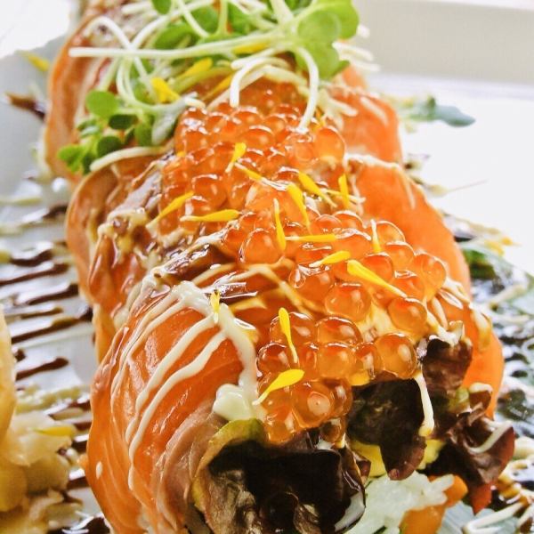 Luxurious use of fresh fish! Popular "Salmon Salad Roll"♪