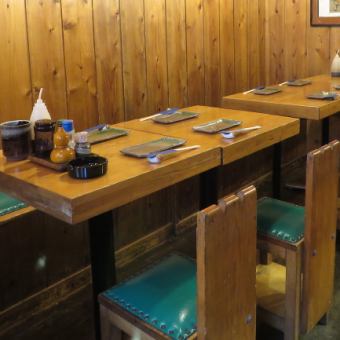 Inside the store with a nostalgic atmosphere ... table seats ideal for use after work!