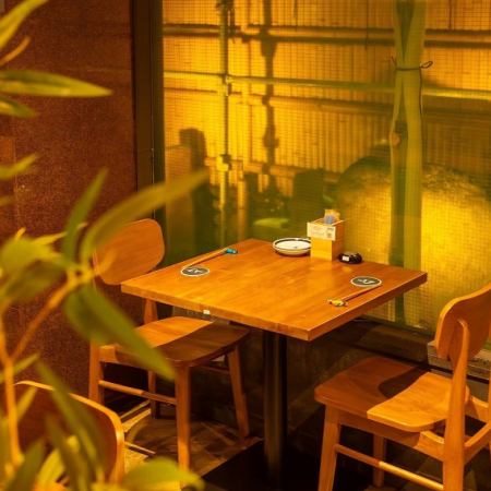 안뜰을 따라 줄지어 2인용 테이블 ★ 비교적 차분한 분위기를 희망하시는 분은 이쪽의 자리에◎