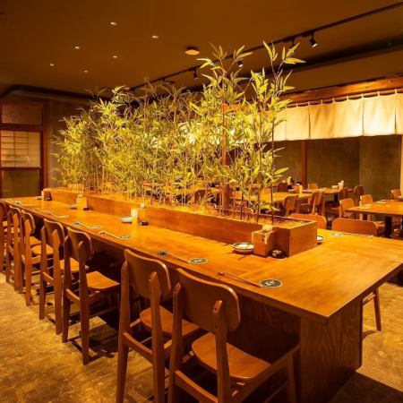 안쪽의 플로어 중앙에 있는 대나무 숲의 오브제가 특징적인 테이블 타입의 카운터석 ★ 평소와 다른 분위기를 즐기고 싶다면 여기입니다♪