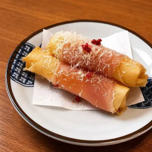 サーモンチーズ春巻きと生ハム