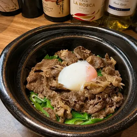 Rice cooked in an earthenware pot with Japanese Black beef and Kujo green onions.