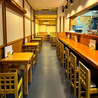 おひとり様のサク飲みや、ご夫婦・カップルのデート利用、ご友人同士の普段使いにもぴったりな2名掛けのテーブル席は全5卓ご用意しております！店内入ってすぐの場所にありますので、気軽にお立ち寄りいただけるお席です♪昼はお勤めされている方やお仲間内でランチ、夜は飲み会にご利用される方多数◎美味しい夜を当店で♪