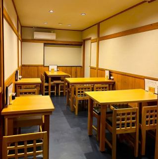 4名掛けのテーブル席は全3卓、少人数の飲み会やご家族様・ご友人同士のお食事に最適です◎また、10名様以上のご宴会にも対応可能ですので、お料理のご希望も含めお気軽に店舗へご相談ください♪木目調のインテリアとシンプルな内装が居心地良い空間を演出。温もりある和やかな店内で、広島が誇る絶品料理をご堪能ください◎