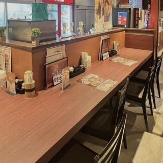 カウンターは６席ございます。