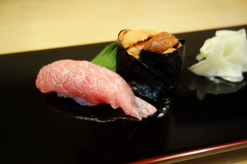 我們提供使用新鮮食材製成的壽司，看起來很漂亮。