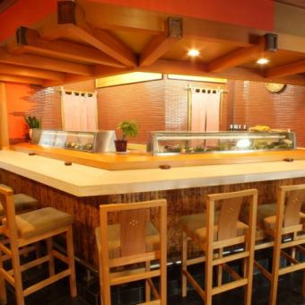 您可以在柜台享用寿司，同时欣赏鲜鱼！您可以在特殊的座位上享用美味的寿司。
