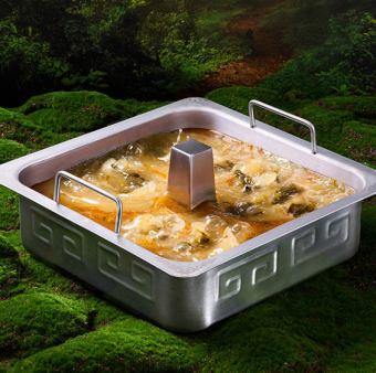 金のマ-ラ-鍋（魚入リ）半分