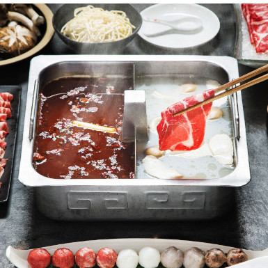 You can enjoy your own original hot pot with various seasonings and pots to choose from