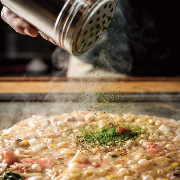 出汁にこだわって鉄板で焼き上げるお好み焼き。老舗名店を受け継いだ、本場大阪の味。