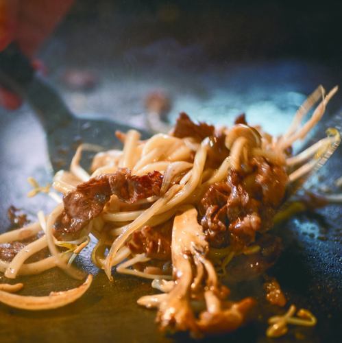 大阪名物、紅塩タレの油かす焼きそば。