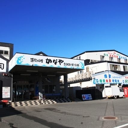 地元漁港直送の新鮮な魚介類の定食や、活貝の海鮮焼バイキングが大人気！
