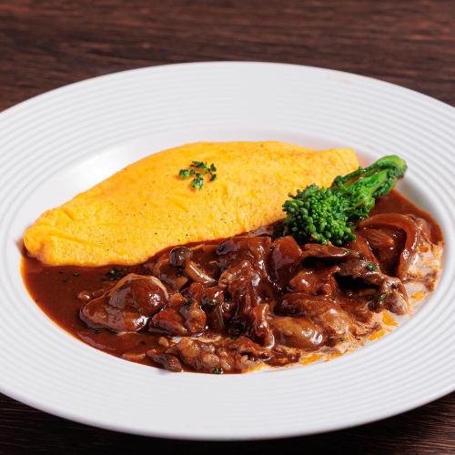 国産牛バラ肉のハッシュドビーフ　オムレツ添え