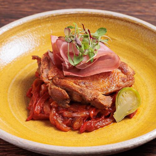 ローズマリー薫る鶏もも肉のポワレ　ピペラードソース　生ハムを飾って