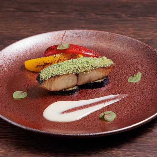 香草風味のパン粉を纏った鰆のオーブン焼き　ヴァンブランソース